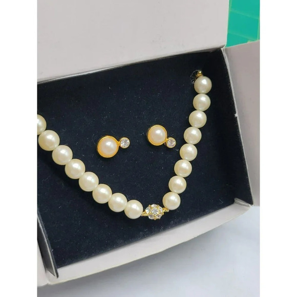 Vintage Avon Pearlesque Sparkle Gift Set Faux Pearl Necklace And Earrings NOS - Picture 2 of 4